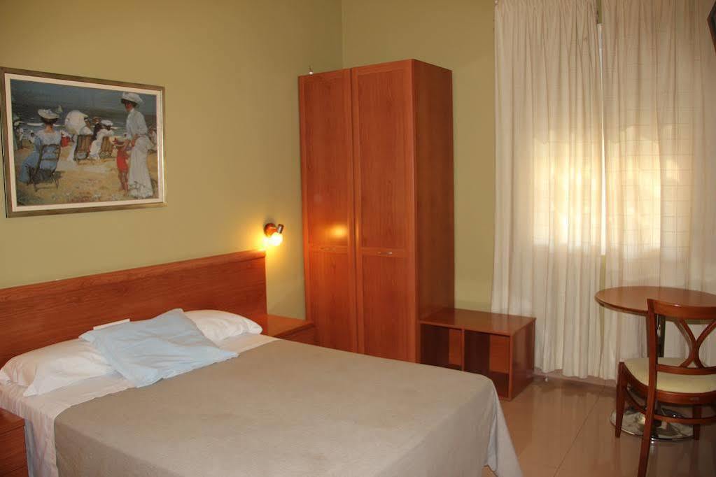 Hotel Dora Plasencia Εξωτερικό φωτογραφία